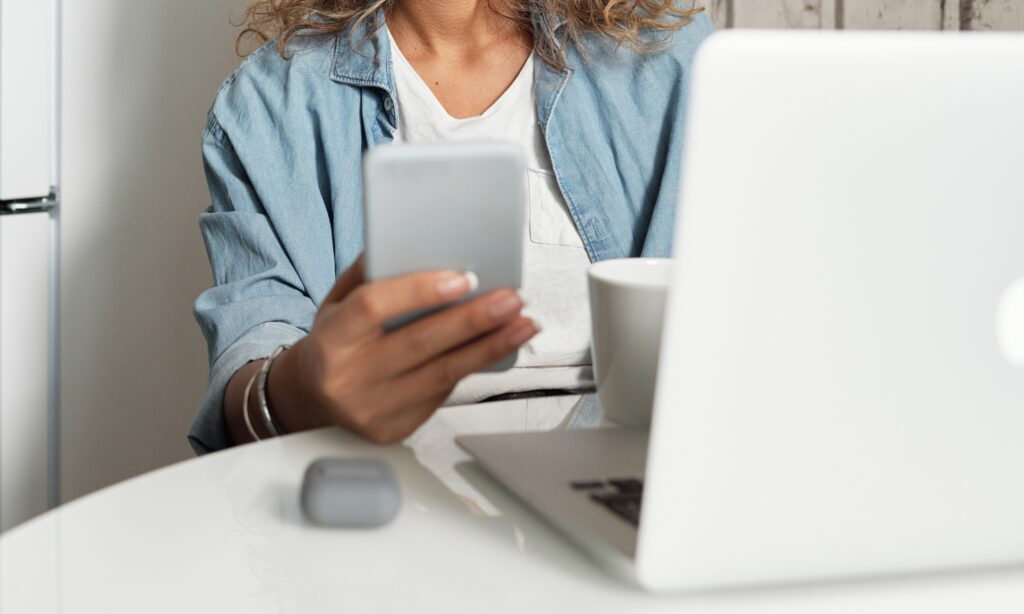 femme tenant un cellulaire dans la main - blogue sur les infolettres